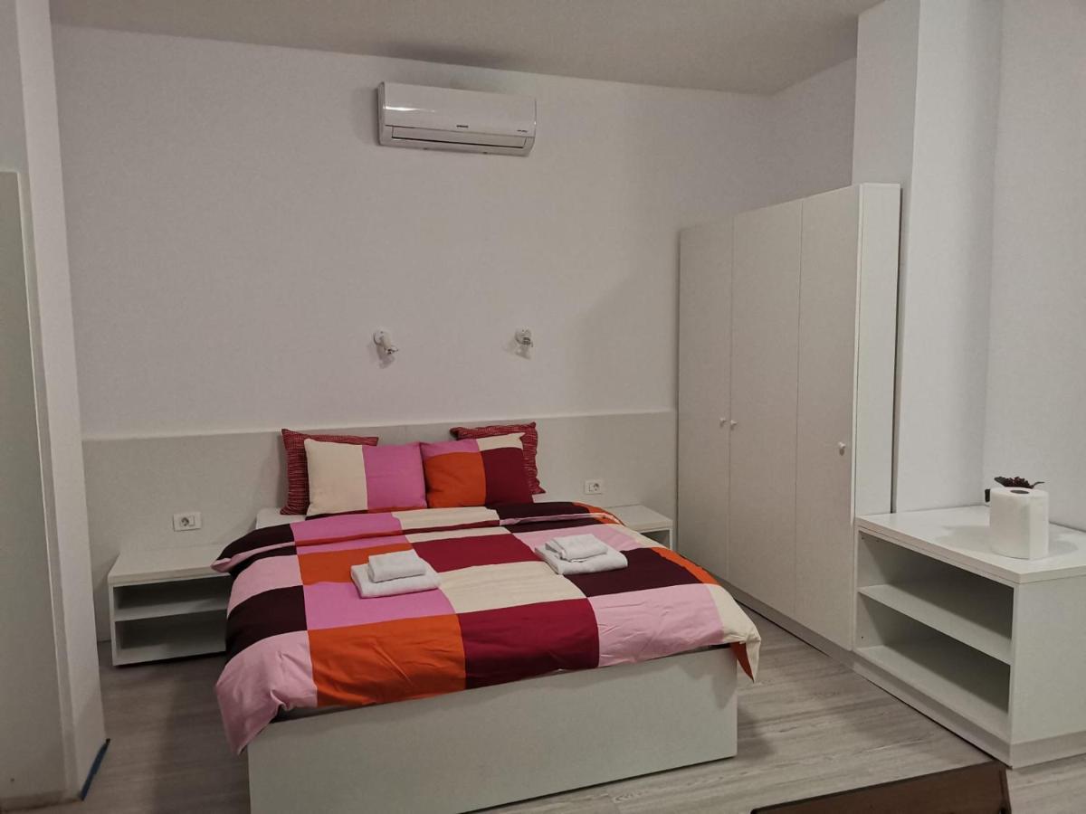 Old Town Bar Apartments On Street Tonitza Bukarest Exterior foto