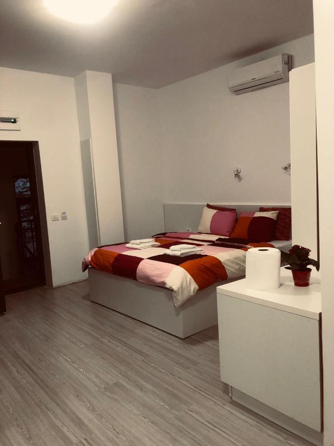 Old Town Bar Apartments On Street Tonitza Bukarest Exterior foto